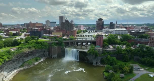 ニューヨーク州のロチェスター市の空中視界 ハイフォールズ地区の都市スカイライン 歴史的な北東部の建築 — ストック動画