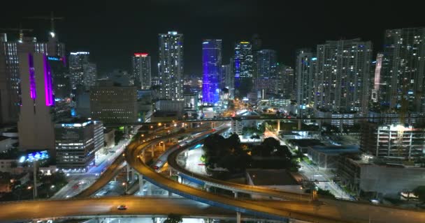 Центр Американского Города Широким Перекрестком Шоссе Майами Штат Флорида Ночью — стоковое видео