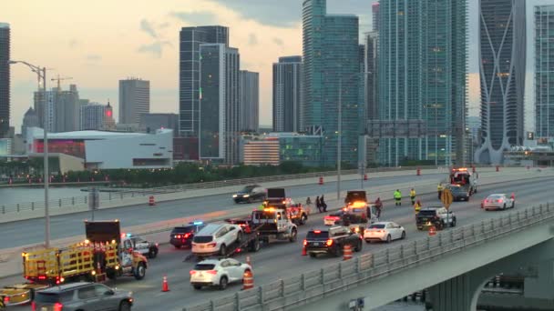 Місце Аварії Автомобілів Маямі Персоналом Аварійних Служб Транспортними Засобами Реагують — стокове відео