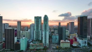 Miami Brickell 'in şehir merkezi, Florida, ABD. Modern Amerikan megapolis 'inde yüksek gökdelen binaları ve kentsel ulaşım sistemiyle gökyüzü çizgisi.