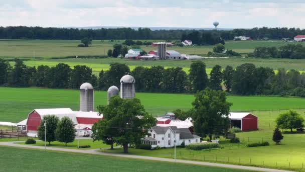 アメリカ合衆国オハイオ州の農場の納屋とサイロ アメリカの農業風景 — ストック動画