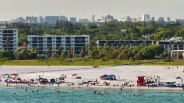 Sarasota, ABD 'de kalabalık Siesta Key plajının yüksek açılı görüntüsü. Birçok insan tatilden hoşlanıyor. Okyanus suyunda yüzmek ve sıcak Florida güneşinde dinlenmek..