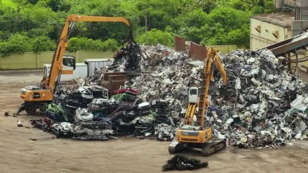 Żurawie Przemysłowe Pracujące Złomowisku Zakład Recyklingu Samochodów Stertą Zgniecionych Ram — Wideo stockowe