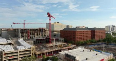 Amerikan kentsel bölgesinde yeni bir inşaat alanı. Tampa, Florida 'daki sanayi kulesi vinçleri kaldırıyor. ABD 'de konut büyümesi kavramı.