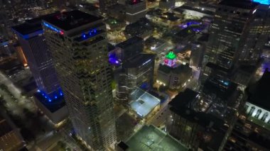 Florida, ABD 'nin Tampa şehrinin şehir merkezindeki gece şehir manzarası. Modern Amerikan megapolis 'indeki parlak gökdelen binalarıyla gökdelenler..