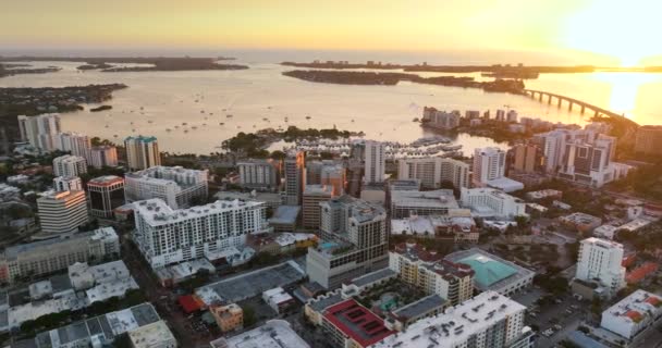 位于佛罗里达州萨拉索塔市的市中心 日落时分 拥有昂贵的海滨高楼 美国的城市旅游目的地 — 图库视频影像