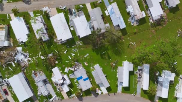 フロリダ州の移動住宅地域でハリケーン イアンの家屋によって深刻な被害を受けた 自然災害の結果 — ストック動画