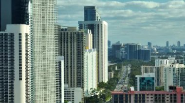 Şehir trafiği, yüksek oteller ve Atlantik Okyanusu kıyısındaki apartman binaları olan Sunny Isles Beach City. Güney Florida 'daki Amerikan turizm altyapısı.