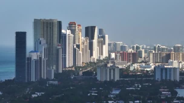 豪華なウォーターフロント高層ホテルと大西洋岸のコンドミニアムビーチの街 南フロリダのアメリカの観光インフラ — ストック動画
