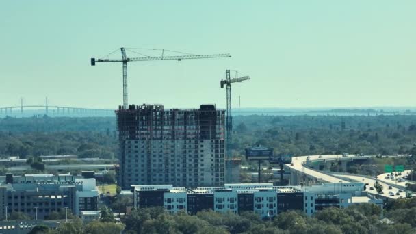 Torre Elevación Grúas Sitio Construcción Apartamentos Residenciales Alta Desarrollo Inmobiliario — Vídeo de stock