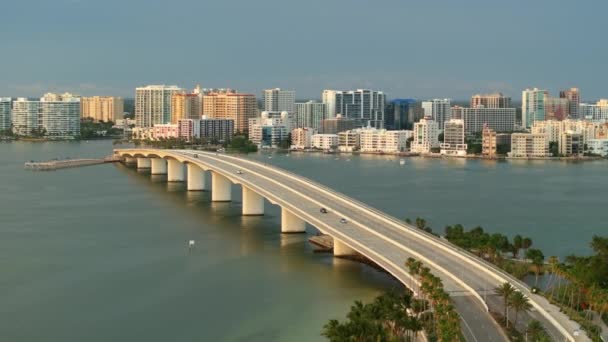 美国的城市旅游目的地 萨拉索塔市市中心有林林桥和佛罗里达州昂贵的海滨高楼 美国的城市旅游目的地 — 图库视频影像