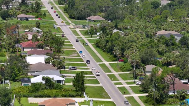 Utsikt Ovanifrån Över Förortstrafik Med Bilkörning Amerikansk Småstad Florida Förorter — Stockvideo