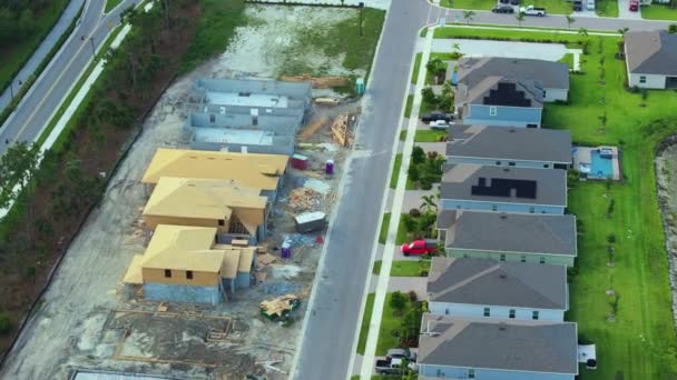 거리에서 건설중인 지붕이있는 주택의 완성되지 프레임 위에서보기 교외의 주거용 미국의 — 비디오