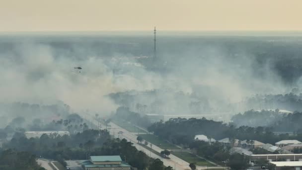 Αεροφωτογραφία Του Ελικοπτέρου Της Πυροσβεστικής Σβήνει Φωτιές Που Καίγονται Σοβαρά — Αρχείο Βίντεο