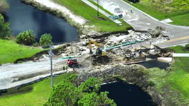 Vista Aérea Reconstrucción Del Puente Carretera Dañado Destruido Por Río — Vídeos de Stock
