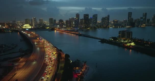 美国佛罗里达州迈阿密市的空中交通拥挤的美国高速公路桥在夜间与缓慢驾驶的汽车 从上面看美国的交通基础设施 — 图库视频影像