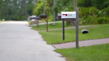 Florida 'daki Amerikan posta kutusu. Banliyö sokaklarının ön bahçesi..
