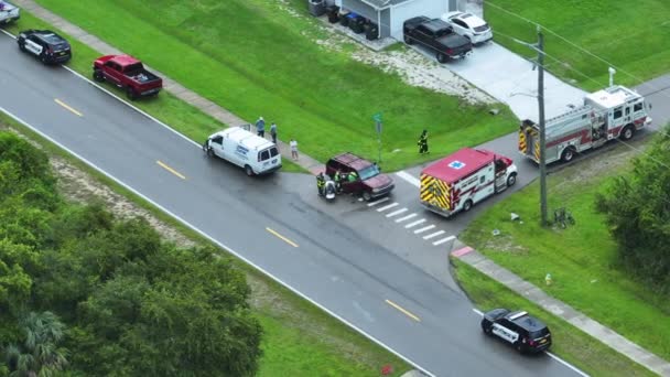 アメリカン ストリートの事故に対応する緊急サービスを備えた墜落現場 米国の郊外道路での自動車衝突の犠牲者を支援する最初の応答者 — ストック動画