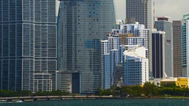 米国フロリダ州マイアミ ブリッケル コンクリートとガラス製の高層ビルが中心街にあります 晴れた日のビジネス金融地区を持つアメリカのメガポリス — ストック動画