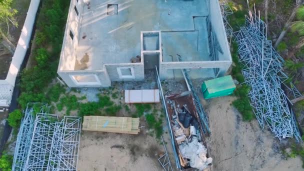 正在建造的新房子 可供安装木制屋面梁的砖墙私家不完全框架的空中视图 工业建筑工地 — 图库视频影像