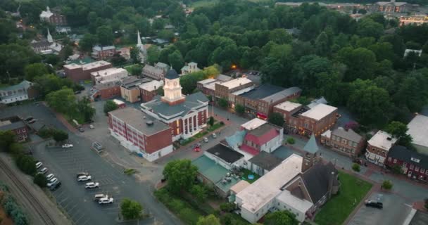 美国小镇的建筑在夜间 琼斯堡田纳西州最古老的城镇位于主街的华盛顿县法院 — 图库视频影像
