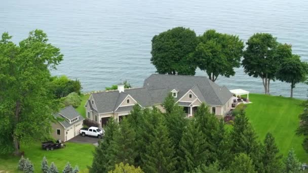 Twee Verdiepingen Tellende Residentiële Huis Aan Het Meer Ontario Kust — Stockvideo