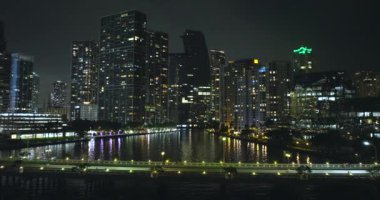 Florida, ABD 'de Miami Brickell şehir merkezindeki beton ve cam gökdelen binalarının gece görüntüsü. İşletme finans bölgesiyle Rıhtımlı Amerikan megapolis.