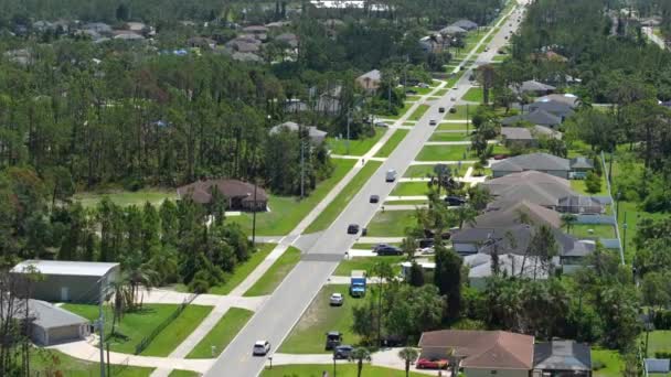 アメリカの小さな町で車を運転する郊外の路面電車の上からの眺め フロリダは静かな住宅地の私有の家と風景を郊外に — ストック動画
