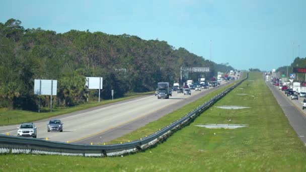 Florida Yoğun Saatlerde Hızlı Sürüş Yapan Arabalarla Dolu Geniş Bir — Stok video