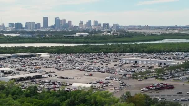 オークションディーラー会社の大規模駐車場の航空ビュー 駐車場をリマーケティングサービスの準備ができています 中古車の販売 — ストック動画