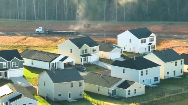 サウスカロライナ州の新しいしっかりと詰められた家と建設現場の空中ビュー アメリカの郊外における不動産開発の例としての家族の家 — ストック動画