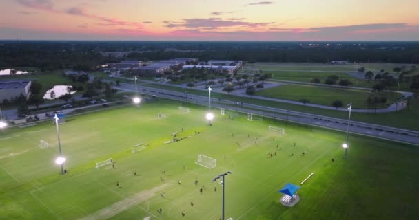 Εκπαίδευση Αθλητών Ποδοσφαιρικό Παιχνίδι Φωτισμένο Γήπεδο Ποδοσφαίρου Στο Δημόσιο Αθλητικό — Αρχείο Βίντεο