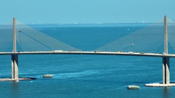 Légi Felvétel Sunshine Skyway Hídról Tampa Bay Felett Floridában Mozgó — Stock videók