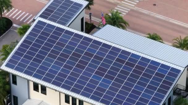 Biurowiec Florydy Dachem Słonecznym Niebieskie Panele Fotowoltaiczne Produkcji Czystej Ekologicznej — Wideo stockowe