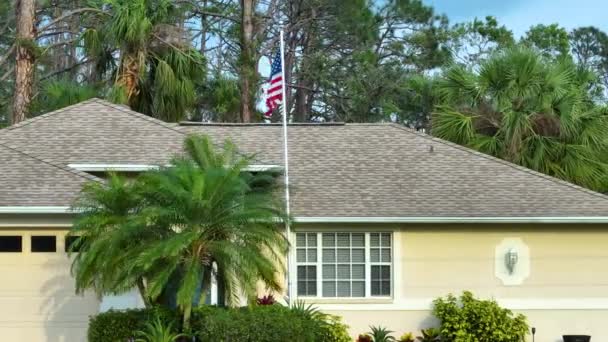 Floridai Külvárosi Ház Amerikai Nemzeti Zászlóval Szélben Udvaron Amerikai Csillagok — Stock videók