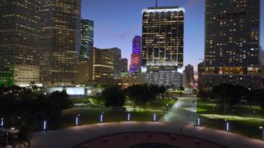 Florida, ABD 'de Miami Brickell şehir merkezinin gece şehir manzarası. Modern Amerikan megapolis 'indeki parlak gökdelen binalarıyla gökdelenler..