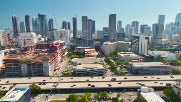 Bostadstillväxten Usa Byggarbetsplats Vid Höghastighetsartär Utvecklar Residens Amerikanskt Stadsområde Lyftkranar — Stockvideo
