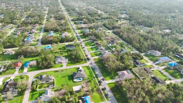 ハリケーンがフロリダの農村部を襲った後 損傷した家と植生を引き裂いた北ポートタウン — ストック動画