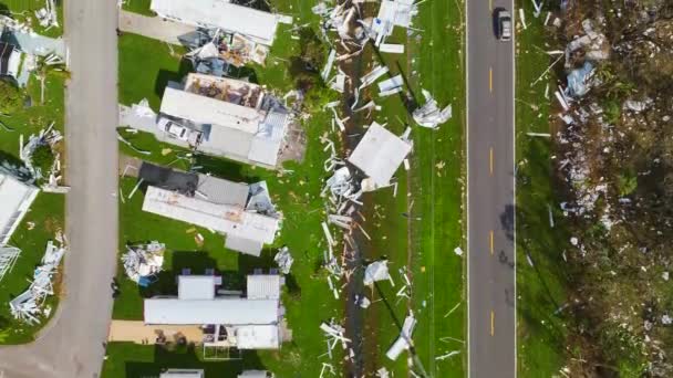 Сильно Поврежден Ураганом Иан Домов Жилом Районе Мобильных Домов Флориды — стоковое видео