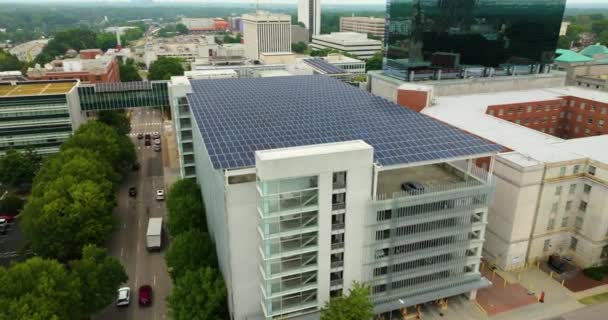 인프라에 깨끗한 에너지의 효과적인 생산을 주차된 주차장에 지붕으로 설치되는 전지판 — 비디오