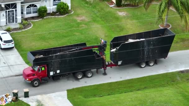 허리케인 플로리다를 휩쓸고 지나간 도로에서 쓰레기를 트럭의 잔해가 발견되었습니다 자연재해 — 비디오
