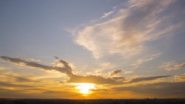 カラフルなオレンジと黄色の雲の後ろに明るい夕日と日没のタイムラプス パノラマの空 — ストック動画