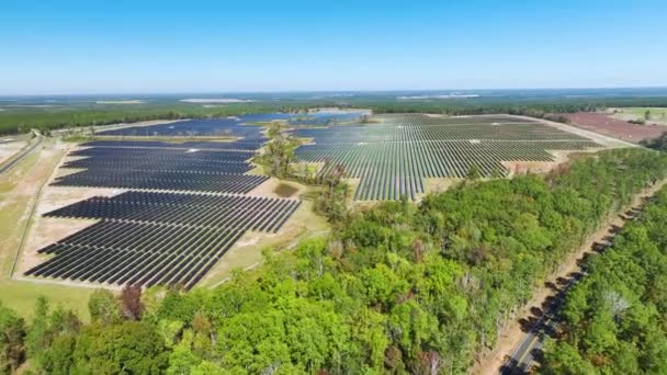 クリーンエネルギーを生産するための太陽光発電パネルの多くの列を持つ持続可能な電力発電所 ゼロエミッションコンセプトによる再生可能エネルギー — ストック動画