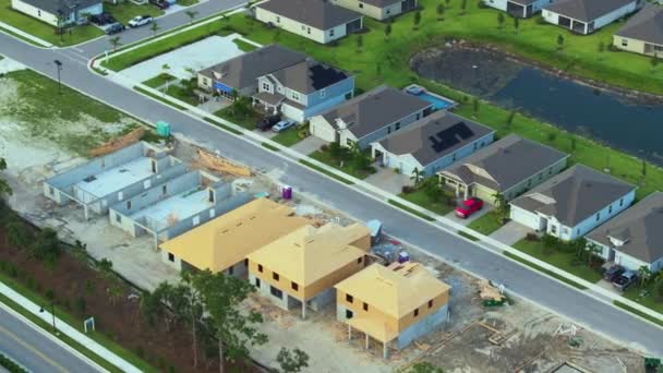 Yeni Gelişmekte Olan Banliyö Bölgesinde Yapım Aşamasındaki Ahşap Evlerin Üst — Stok video