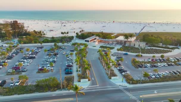 在美国萨拉索塔的西斯塔重点海滩上 从海滨停车场的上方可以看到旅游车的白色沙滩 弗罗里达温暖的度假胜地 — 图库视频影像