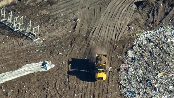 可从堆填区上方看到堆填区的垃圾管理情况 推土机拖拉机把大量的垃圾埋在地下 现代消费主义对环境的有害影响 — 图库视频影像