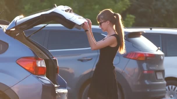 Молодая Женщина Водитель Вытаскивает Багажную Сумку Машины Концепция Путешествий Отдыха — стоковое видео