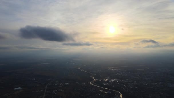 Flygfoto Från Hög Höjd Avlägsen Stad Täckt Med Puffy Cumulus — Stockvideo