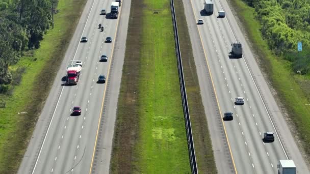 佛罗里达州萨拉索塔县交通高峰时段 美国高速公路上有许多驾驶汽车的空中景观 从上面看美国的交通基础设施 — 图库视频影像