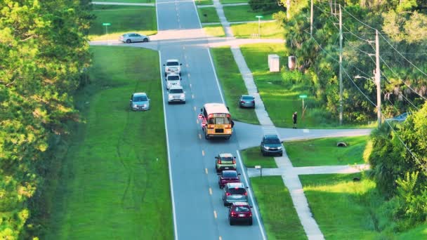 Letecký Pohled Americkou Žlutou Školní Autobus Vyzvednout Děti Chodníku Autobusové — Stock video